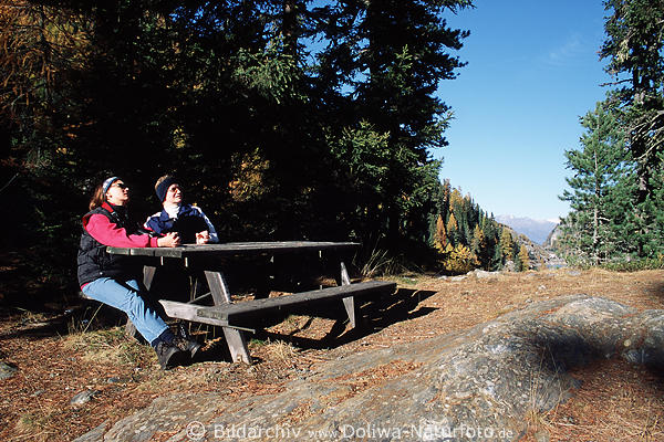 Frauen Wanderrast an Tischbank in Waldlichtung Sdtirol Berge am Zufrittsee