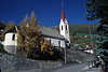 0756_ Sdtiroler Bergdorf Foto, Mittelpunkt die Kirche an Strasse vor Alm, Dorfkirche in Martell