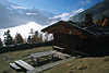 0724_ Südtirol Berghütte über Wolken, Rastplatz für Wanderer in Alpen verschneiten Bergen über Martelltal