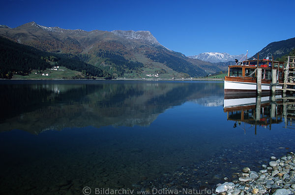 Reschensee Wasser Schiff Ausflugsboot bei Graun in Alpen Berge-Spiegelung