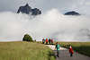1100940_Schlern Almweg fröhliche Kinder laufen vor Dolomitenfelsen in Wolken