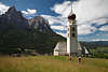 1100992_Sankt Valentin Sdtirol Ferienort Kirche mit Dolomiten Gipfelpanorama Wanderer