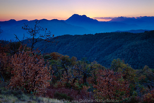 Apuanische Alpen Bergkette Foto nach Sonnenuntergang bei Coreglia Antelminelli, Province Garfagnana