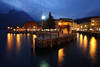 Nachtromantik Gardasee Torbole Hafenlichter Foto in Wasser Mole Blauhimmel Bergpanorama Bild