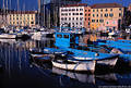 Savona Bootshafen malerische Häuser Fischerboote Reisebild Italiens Azurwasser