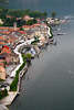 Cannobio Uferküste Maggioresee Promenade Wochenmarkt entlang Wasser dichtgebaute Stadthäuser