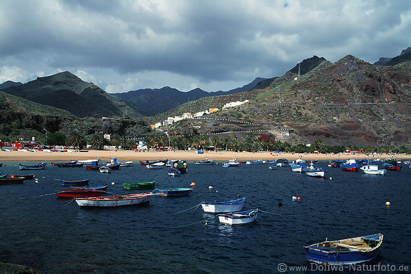 Teneriffa Bergkette Meerkste Strand Playa de las Teresitas Boote am Anker in San Andres