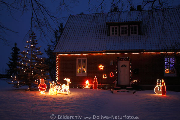 Winterdekor romantische Nachtlichter Adventzeit in Schnee am Haus in Behringen