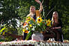 Deutsche Erntekönigin in Blumen mit Begleitdame winken vom Steinbecker Erntefest Foto
