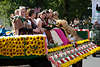 002525_ Steinbecker Erntefestumzug: geschmückter Erntewagen Bild mit hübschen Heidemädels
