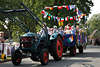 Erntefestumzug mit Kinder-Trecker Paradebild in Steinbeck/Luhe geschmückt mit Länderfahnen