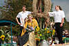 Erntekönigin Jungs Mädels unter Getreidekranz Foto in Blumen Erntefestparade in Steinbeck