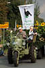Steinbecker Erntefestfoto: Senior mit Kinder auf Grüntrecker mit Hegering Bispingen Fahne über Festumzugswagen mit Sonnenblumen