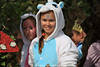 Hübsche Mädchen in Trachtenkleid Parade verkleidet lächeln bei Erntedankfest Bild