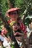Frau gähnendes Kind Mund offen lustiges Foto mit Mutter roter Hut Kleid Tracht in Blättern