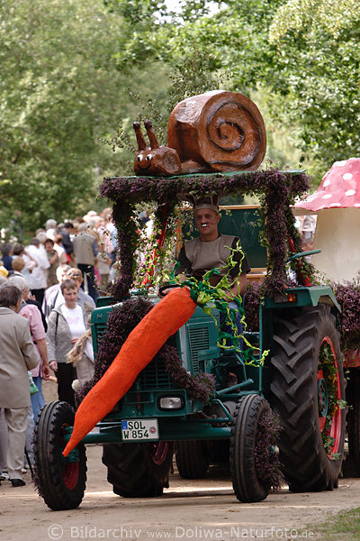 Trecker Traktor mit Schnecke und Riesenmhre