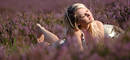Mädchen in Heidepanorama Girl Träume liegend in Heideblüten Fotografie Banner 130x60