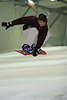 610088_ Snowboarder in effektvollem Sprung auf Buckelpiste