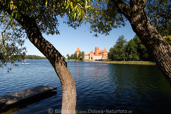 Trakai Wasserburg Foto auf Galve-See Insel Bild vom Seeufer in Ferne Palast Vytautas