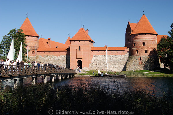 Trakai Wasserburg im Galve See auf Traku Pilies Sala Insel photo Inselburg Wasserbrcke