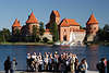 Trakai Reisegruppe Bild vor Wasserburg auf Galvesee Pilies Salainsel Besucher Erinnerungsfoto