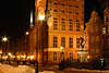 Lange Gasse mit Neptun Denkmal in Laternenlicht im Winter bei Nacht, Danziger Altstadt in Rotlicht
