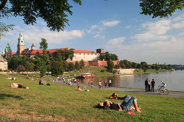 Krakauer Wawel-Burg knigliche Residenz am Wisla-Fluss Menschen Uferpromenade