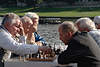 47257_Schachspiel Fotos: Krakau Senioren Schachmatt spielen im Freien vor Weichsel Flusswasser, chess-game outside