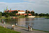 47283_Paare Spaziergang Radfahrer entlang Weichsel Ufer Promenade Bild vor Wawel Panorama über Wasser