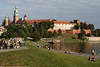 47298_Krakau Weichsel Uferwiesen Burg Wawel Panorama Foto Schachspiel Treffpunkt Spaziergang am Fluss