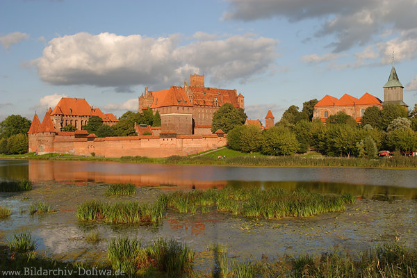 Marienburg Flussufer Festung Rotmauer Wasserlandschaft Stimmungsfoto Burgpanorama am Nogat