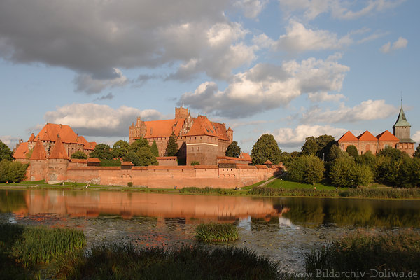 Burgpanorama Marienburg am Flussufer Nogat Landschaftsbild Malbork