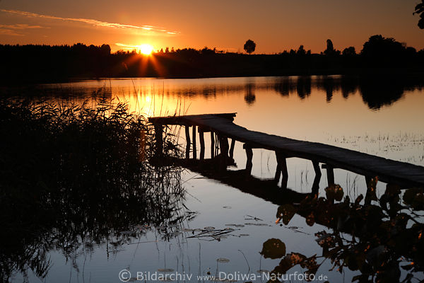 Masuren Sonnenuntergang ber Buwelnosee Wasserlandschaft Romantik Steg in Naturidylle stille Seetafel Mazury fotografia