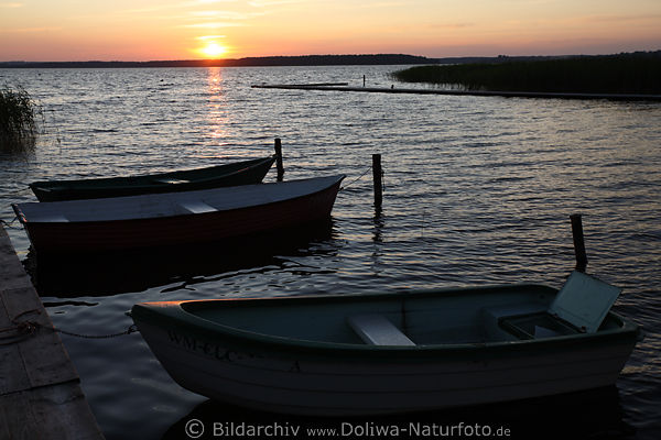 Boote am Seesteg in Wasser Lasmiady See Landschaft Masuren Sonnenuntergang abendliche Stimmung in Malinwka unweit Stradaunen