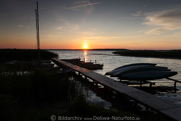Lasmiady See in Malinwka Reisefoto romantischer Sonnenuntergang ber Boote am Seesteg