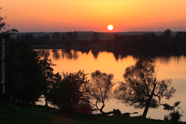 Masuren Seehhe Sonnenuntergang ber stilles Wasser Landschaft Romantik lila Stimmung bei Dorf Buwelno Naturschauspiel Ostpreuen Mazury zachod slonca