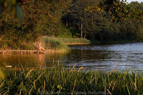 Masuren Naturidylle am Wasser Angler in See-Landschaft Schilfufer Abendlicht 