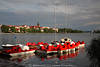1204408_Lyck Panorama Foto am See rote Trettboote in Wasser Landschaftsbild Masurens Urlaubsortes