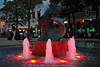 Fontne Wasserbrunnen Nikolaiken-Markt Nachtfoto Leuchten um Knig Sielaw in Masuren