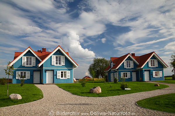 Trygort blauweisse Holzhuser Wohnpark am Mamry Seein unter Wolken