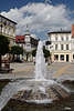 706070_ Belgard (Bialogard) Brunnen auf Marktplatz & alte Bürgerhäuser zum Hotel umgebaut