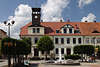 706077_  Rathaus von Belgard mit Museum & Brunnen mit Touristen auf Bank am “Freiheitsplatz”in Reisefoto
