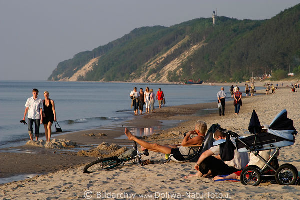 Strandidylle Misdroy Ostseeküste Miedzyzdroje Urlauber im Sand liegen spazieren
