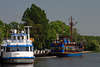 704164_ Ausflugsschiffe an Dievenov Nehrung & Bodden Bild, Hafen am Fluss (Port an Dziwna) Ausflug auf Heidesee