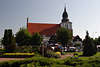 704206_ Wollin Fotoreise Kirche des Heiligen Nikolai über grünen Park mit Marktplatz in Zentrum der Stadt