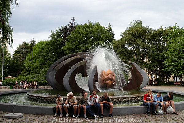 Kolberg Wasserfontne Skulptur Springbrunnen Kolberger Innenstadt mit Kinder Foto