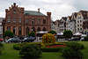 Kolberg Innenstadt Stadtbild, Kolobrzeg Foto, alt und neu mit Blumen in Park grüner Zone