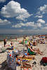 705537_ Sorenbohm Urlaub am Strand, Menschen in Ostsee Bild, Urlauber beim Sonnen in Sonnenschein in Liegestühlen & Ostseewind unter Schönwetter-Wolken