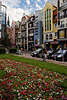 705624_ Kolberg bunte Blumenrabatte vor Einkaufszentrum, moderne Architektur der Innenstadt in Bild