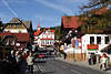 709013  Krummhbel Strassenbild mit Touristen im Herbsturlaub, Bergstadt Luftkurort Foto aus Riesengebirge